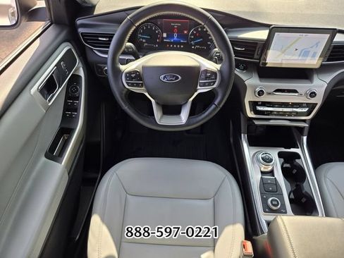 Used 2021 Ford Explorer XLT w/ Equipment Group 202A AWD/4WD image 13