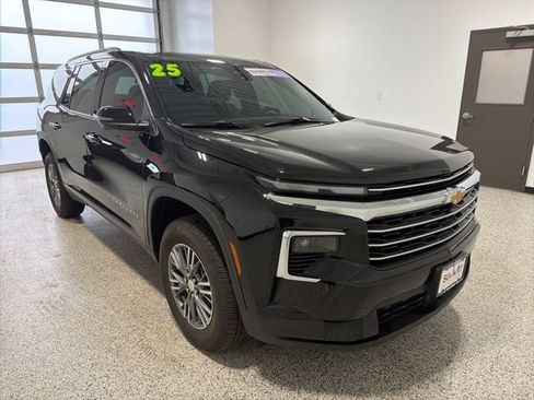 Used 2025 Chevrolet Traverse LT w/ Driver Confidence Package image 3