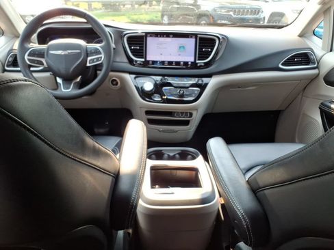 Used 2023 Chrysler Pacifica Touring-L FWD image 13