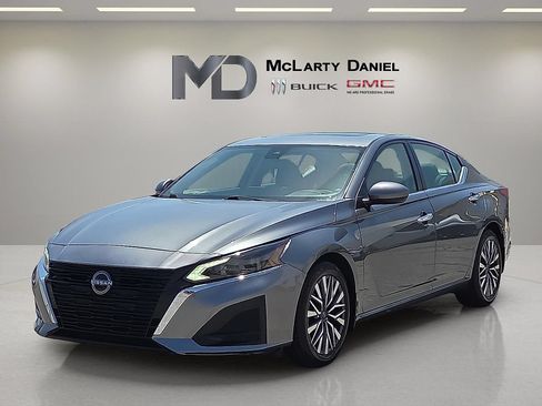 Used 2023 Nissan Altima 2.5 SV w/ SV Premium Package FWD image 3