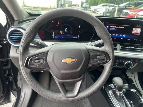 Used 2025 Chevrolet Trax LT FWD image 17