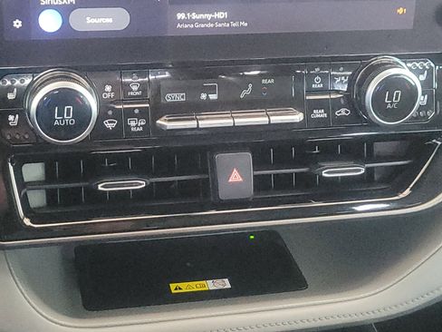 Used 2023 Toyota Highlander Limited image 21