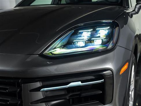 Certified 2025 Porsche Cayenne Coupe AWD/4WD image 12