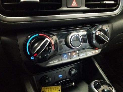 Used 2022 Hyundai Kona SEL AWD/4WD image 7