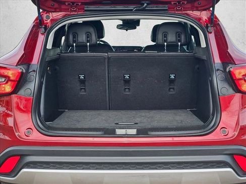 Used 2025 Chevrolet Trax LT w/ LT Convenience Package image 6