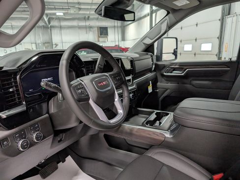 Used 2025 GMC Sierra 3500 SLT w/ SLT Premium Package image 17