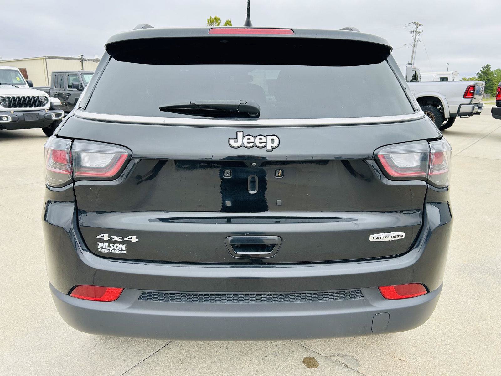 Used 2023 Jeep Compass Latitude w/ Sun and Sound Group AWD/4WD image 35