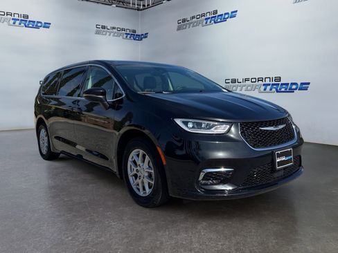 Used 2023 Chrysler Pacifica Touring-L image 3