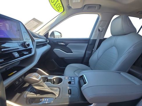 Used 2023 Toyota Highlander XLE FWD image 11