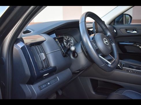 Used 2022 Nissan Pathfinder SV image 15