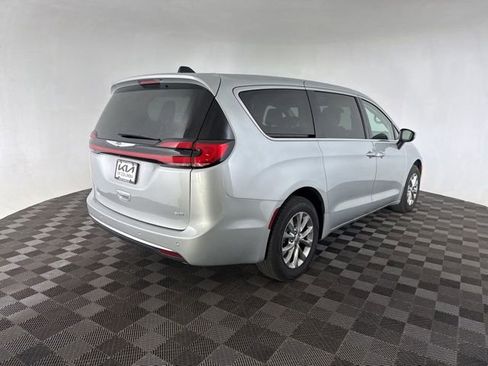 Used 2023 Chrysler Pacifica Touring-L image 7