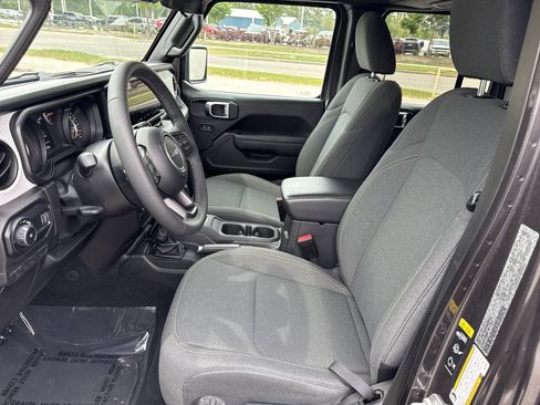 Used 2025 Jeep Wrangler Sport S image 15