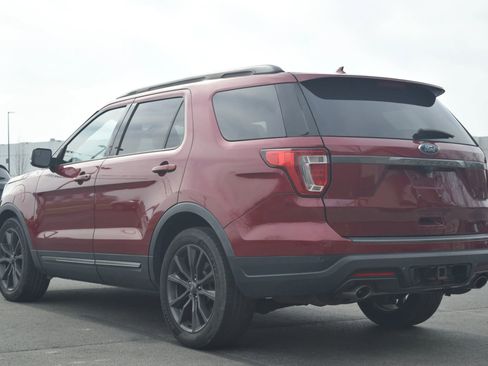 Used 2018 Ford Explorer XLT w/ Equipment Group 202A FWD image 2