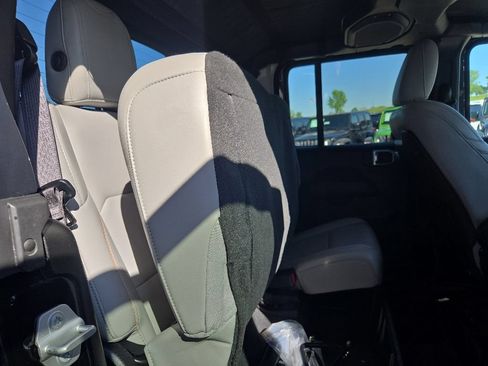 Used 2023 Jeep Gladiator Mojave w/ Cold Weather Group AWD/4WD image 97