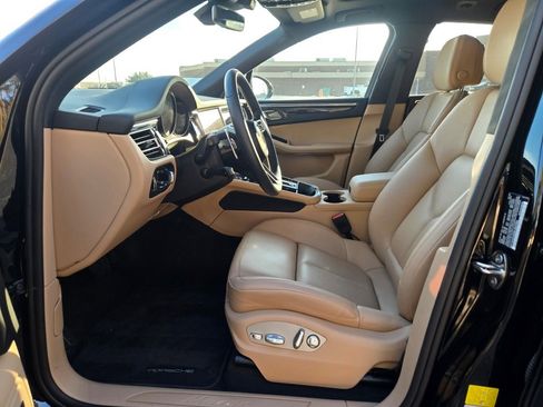 Used 2025 Porsche Macan image 19