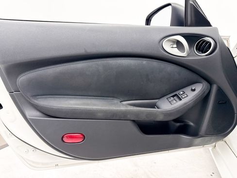 Used 2015 Nissan 370Z Touring RWD image 25