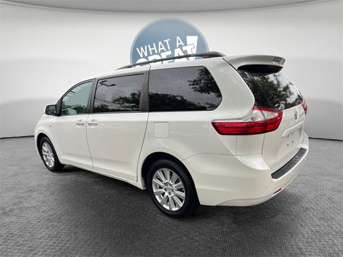 Used 2017 Toyota Sienna XLE Premium image 6