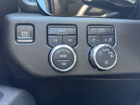 Used 2025 GMC Sierra 1500 SLE image 11