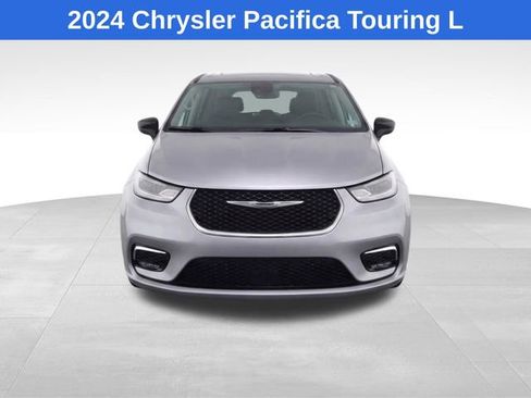 Used 2024 Chrysler Pacifica Touring-L FWD image 2