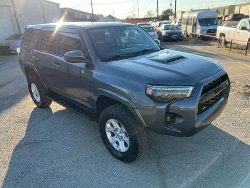 Used 2017 Toyota 4Runner SR5 AWD/4WD image 9