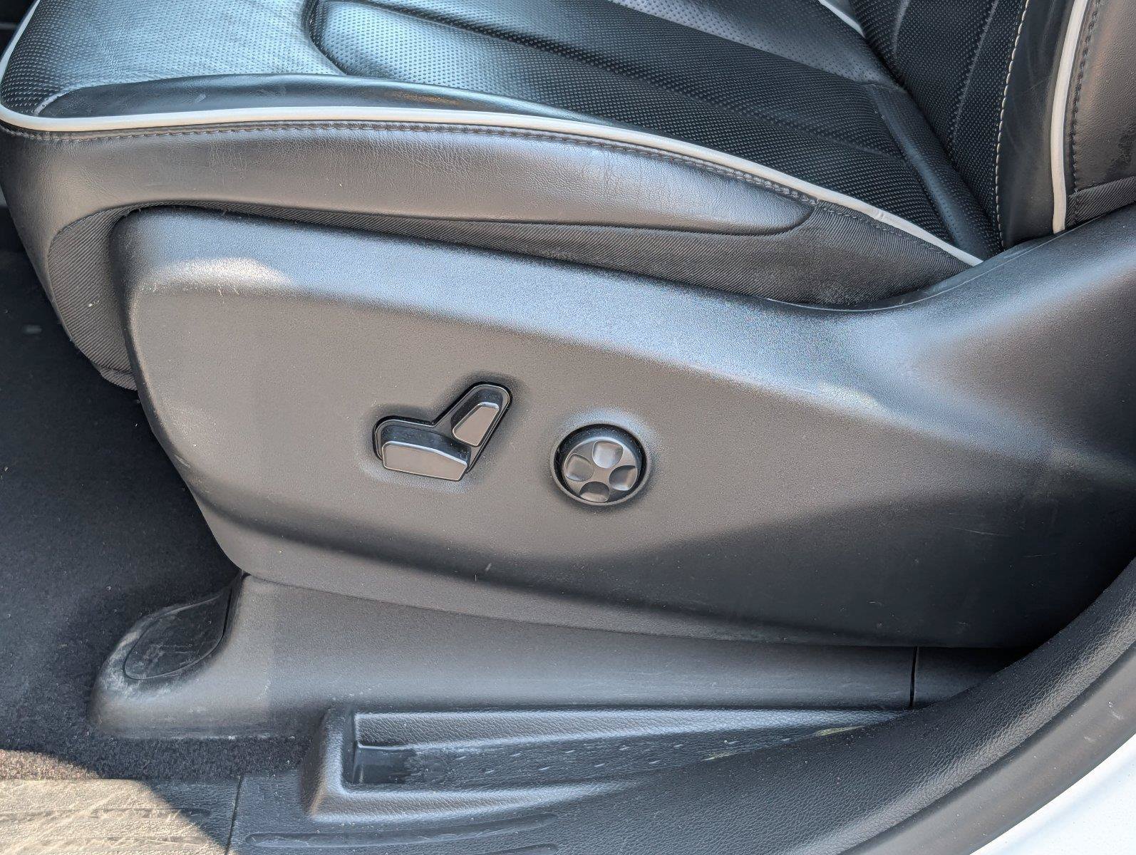 Used 2025 Chrysler Pacifica Limited FWD image 11