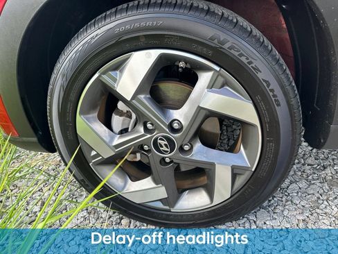 Used 2025 Hyundai Venue SEL FWD image 15