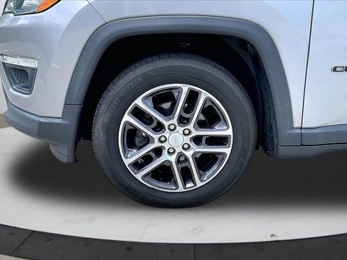 Used 2019 Jeep Compass Latitude FWD image 32
