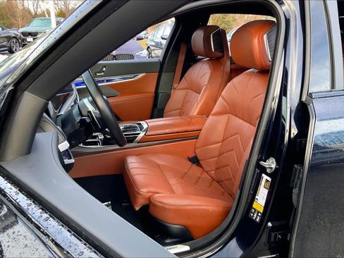 Certified 2023 BMW 760i xDrive image 7