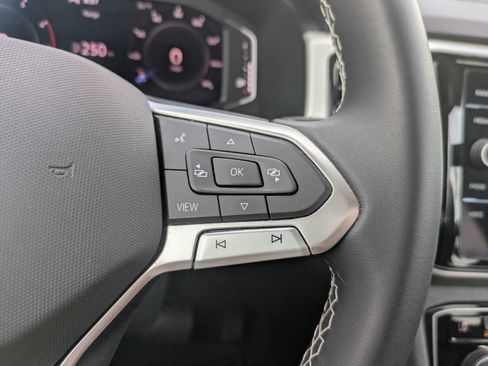 Certified 2023 Volkswagen Atlas SE FWD image 28