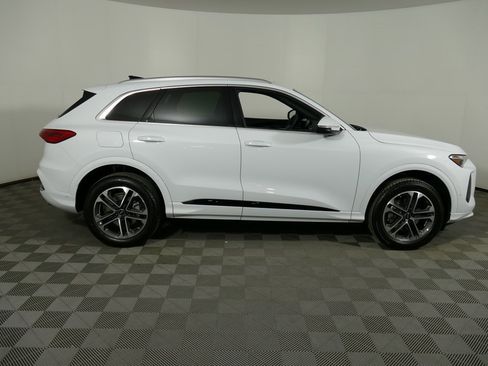 Used 2025 Audi Q5 Premium w/ Convenience Package image 2