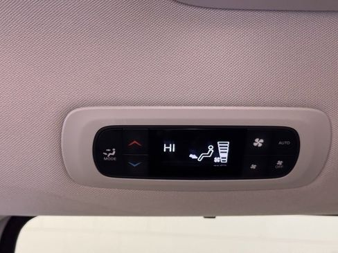 Used 2024 Chrysler Pacifica Touring-L image 22