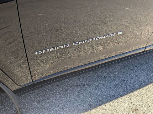 Used 2022 Jeep Grand Cherokee Overland w/ Luxury Tech Group IV image 10