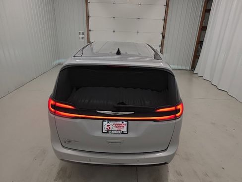 Used 2024 Chrysler Pacifica Touring-L image 5