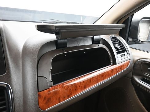 Used 2014 Chrysler Town & Country Touring image 23