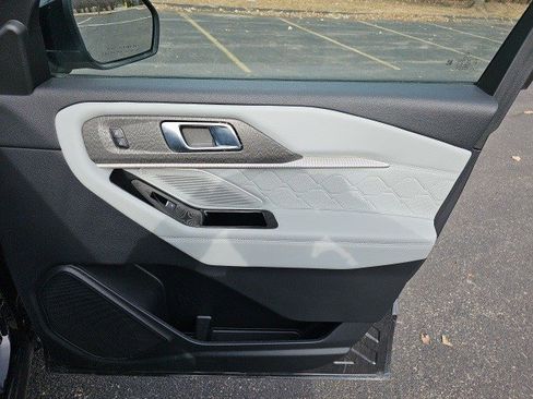 Used 2025 Ford Explorer Platinum w/ LUX Leather Package image 15