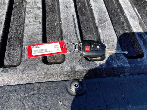 Used 2019 Toyota Tacoma SR5 AWD/4WD image 12