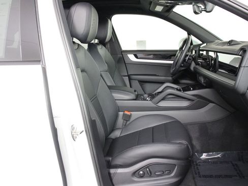 Certified 2025 Porsche Cayenne S image 31