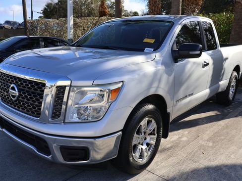 Used 2018 Nissan Titan SV image 2