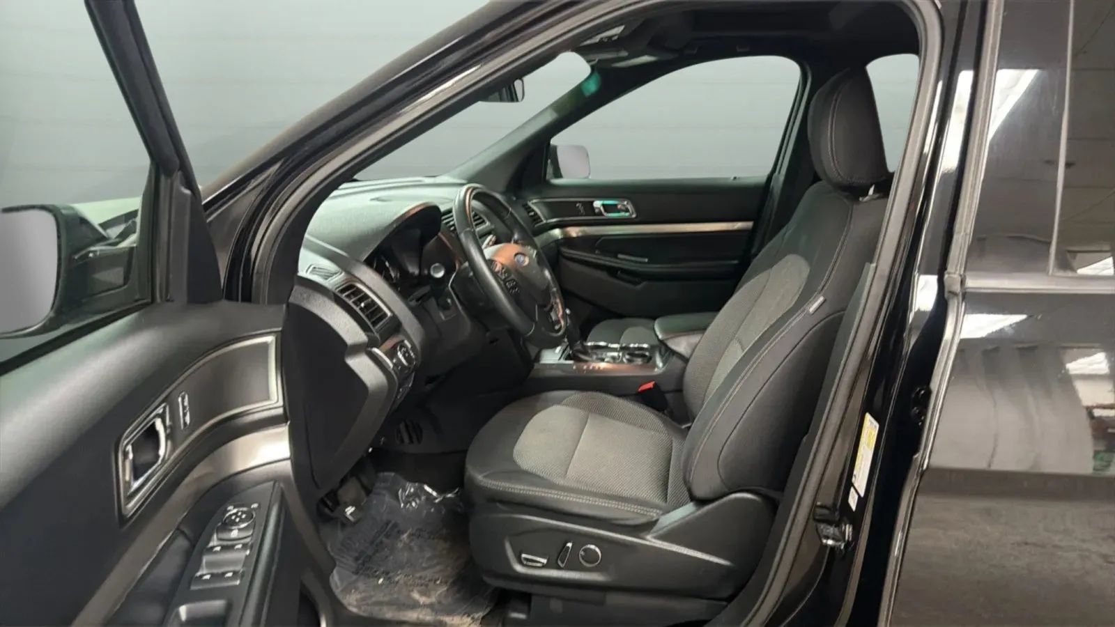 Used 2018 Ford Explorer XLT w/ Equipment Group 201A FWD image 21