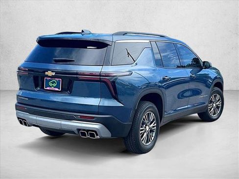 Used 2026 Chevrolet Traverse LT FWD image 2