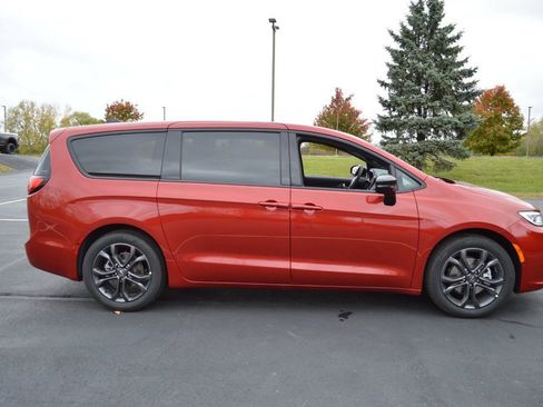 New 2026 Chrysler Pacifica Select image 4