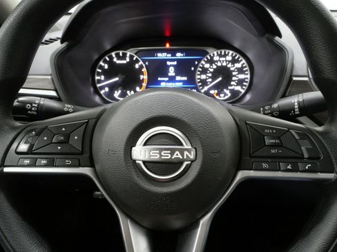 Used 2024 Nissan Altima 2.5 SV image 16