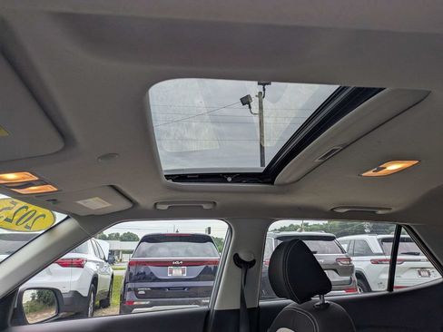 Used 2025 Hyundai Venue SEL FWD image 21