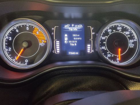 Used 2019 Jeep Cherokee Latitude Plus FWD image 23