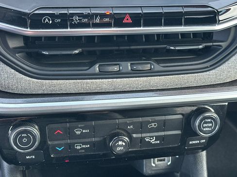 Used 2024 Jeep Compass Latitude image 30