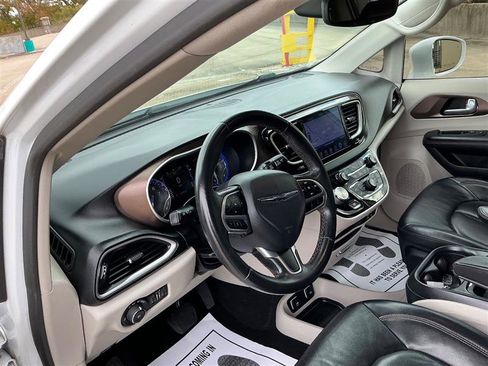 Used 2017 Chrysler Pacifica Touring-L w/ Tire & Wheel Group image 27