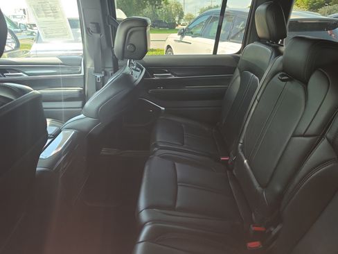 Used 2023 Jeep Wagoneer 2WD image 11