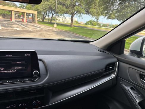 Used 2025 Nissan Rogue SV FWD image 30