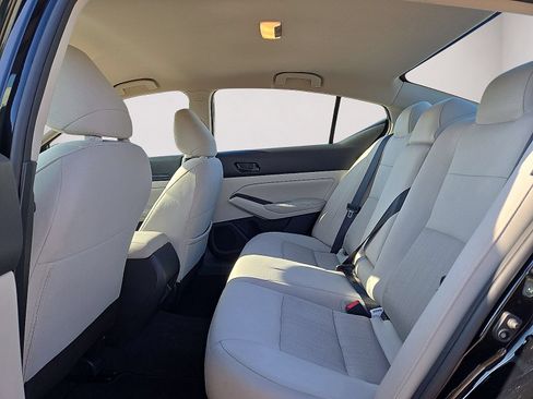 Used 2025 Nissan Altima 2.5 SV FWD image 14