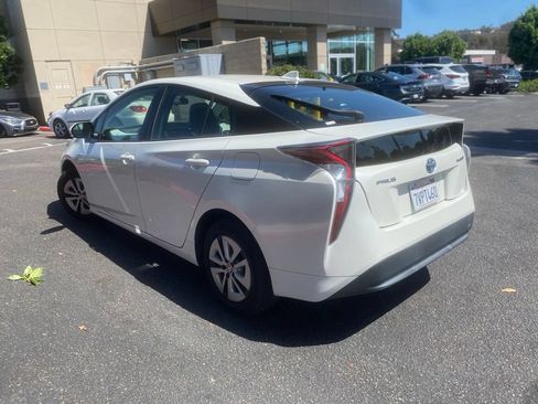 Used 2016 Toyota Prius Four FWD image 3